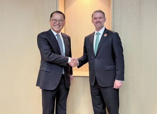 16일 오후 제주에서 열린 아시아태평양경제협력체(APEC) 통상장관회의 현장에서 한화오션 김희철 대표(왼쪽)가 제이미슨 그리어 미국무역대표부(USTR) 대표와 포즈를 취하고 있다. 한화오션 제공