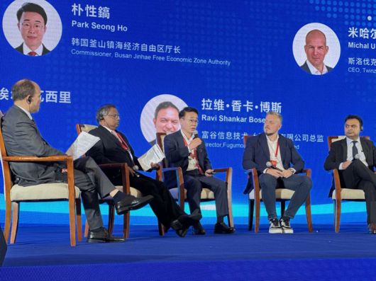 박성호 부산진해경자청장(가운데)이 중국에서 열린 '글로벌 하이엔드 제조 써밋'에서 부산진해경제자유구역의 장점을 알리며 투자 가능성을 타진했다. 부산진해경자청 제공