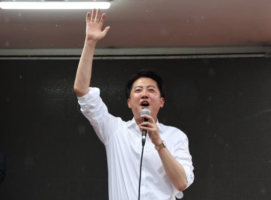 이준석 개혁신당 대선 후보가 16일 충청남도 천안중앙시장에서 유세차량에 올라 발언하고 있다. 연합뉴스