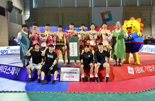 울주군 해뜨미씨름단 유성온천 장사씨름대회 단체전 우승. 해뜨미씨름단은 이번 위더스제약 2025 민속씨름 유성온천 장사씨름대회에서 3개 체급 석권에 이어 단체전까지 우승하며 전국 최강 씨름단에 등극했다. 울주군 제공