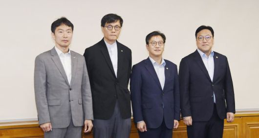 이복현 금융감독원장(왼쪽부터), 이창용 한국은행 총재, 김범석 기획재정부 장관 직무대행, 김병환 금융위원장이 16일 오전 서울 중구 은행회관에서 열린 '거시경제·금융현안 간담회'를 주재, 회의 시작에 앞서 기념촬영을 하고 있다. /사진=뉴스1