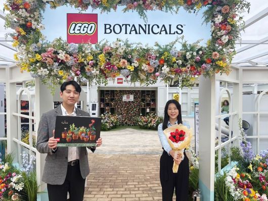 신세계사이먼 여주 프리미엄 아울렛 WEST 명품광장에 마련된 '레고 보태니컬' 팝업스토어. 신세계사이먼 제공