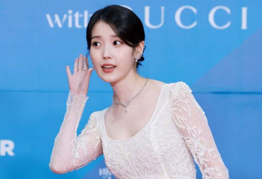 가수 겸 배우 아이유가 지난 5일 오후 서울 강남구 코엑스에서 열린 '61회 백상예술대상' 레드카펫에서 포즈를 취하고 있다. 뉴스1