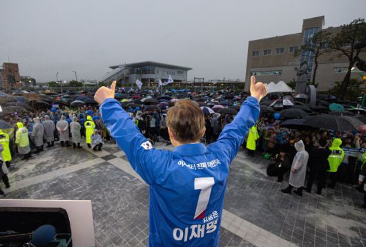 이재명 더불어민주당 대선후보가 16일 전북 정읍시 정읍역 광장에서 두 손을 들어 시민들에게 인사하고 있다. 사진=뉴시스