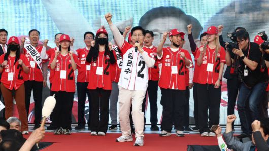 김문수 국민의힘 대통령 후보가 제21대 대통령 선거 공식 선거운동 첫날인 지난 12일 대구 중구 서문시장에서 지지를 호소하고 있다. 뉴스1