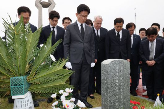김문수 국민의힘 대통령 후보가 17일 오전 광주 북구 5.18민주묘지를 찾아 무명열사의 묘역에서 묵념을 하고 있다.(공동취재) /사진=뉴시스화상