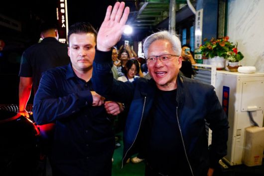 젠슨 황(오른쪽) 엔비디아 최고경영자(CEO)가 16일 대만 타이베이에서 식사를 마치고 나오고 있다. 파이낸셜타임스(FT)는 소식통들을 인용해 엔비디아가 중국 상하이에 연구개발(R&D) 센터 설립을 추진하고 있다고 보도했다. 로이터 연합