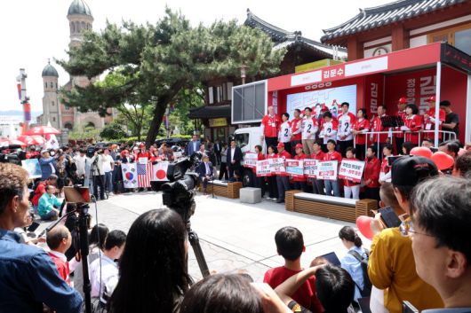 김문수 국민의힘 대선후보가 17일 전북 전주시 완산구 전동성당 인근에서 공약발표 및 유세를 하고 있다. 뉴시스