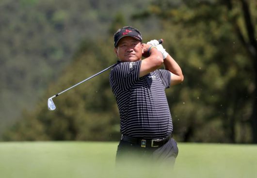 황중곤이 한국프로골프(KPGA) 투어 SK텔레콤 오픈(총상금 13억원) 2라운드 중반까지 11언더파를 기록하면서 단독 1위에 올랐다. 황중곤은 17일 제주도 서귀포 핀크스 골프클럽(파71·7천326야드)에서 열린 대회 1라운드에서 보기 없이 이글 1개, 버디 7개를 합쳐 9언더파 62타를 쳤다.연합뉴스