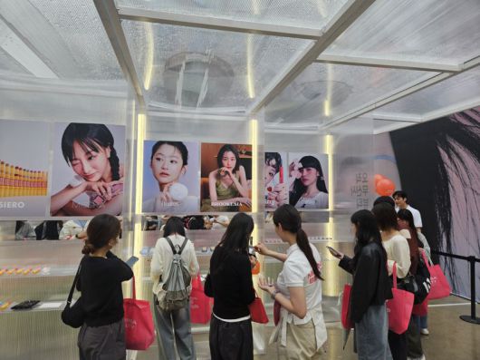 16일 서울 성수동 무신사 스퀘어 4에서 열린 무신사 뷰티 팝업스토어 체험공간에서 사람들이 제품을 체험해보고 있다. 사진=이정화 기자