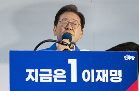 지난 16일 이재명 더불어민주당 대선후보가 전북 정읍시 정읍역 광장에서 열린 유세에서 연설을 하고 있다. 뉴시스