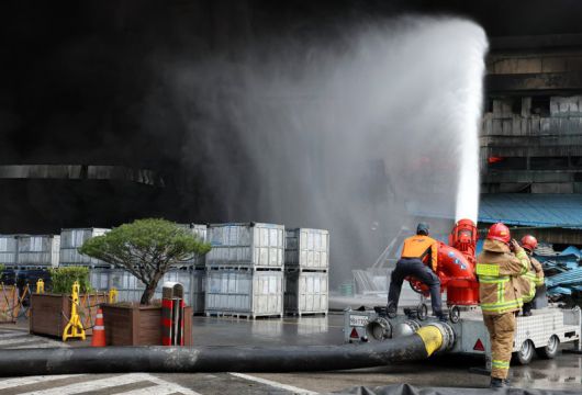 17일 오후 광주 광산구 송정동 금호타이어 광주공장에서 소방 당국이 진화 작업을 하고 있다. 연합뉴스