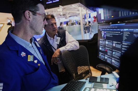 뉴욕 증시 3대 지수가 16일(현지시간) 일제히 상승하며 큰 폭의 주간 상승률을 기록했다. 기술주 위주의 나스닥은 1주일 동안 7% 넘게 급등했다. AP 연합