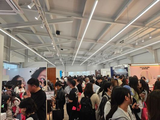 16일 서울 성수동 무신사 스퀘어 4에서 열린 무신사 뷰티 팝업스토어 현장이 사람들로 북적이고 있다. 사진=이정화 기자