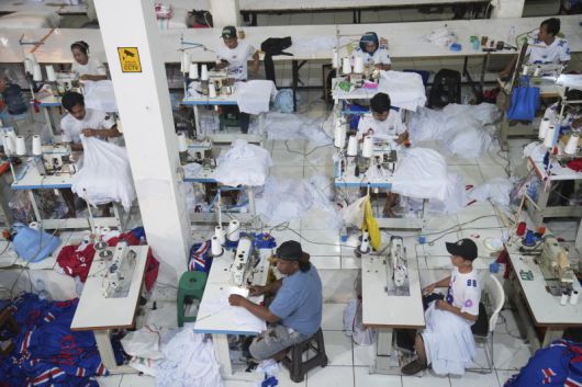 지난 4월30일 인도네시아 자카르타의 섬유 공장에서 T셔츠가 제작되고 있다.AP뉴시스