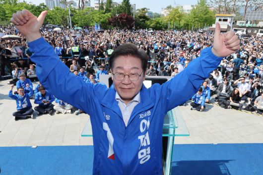 이재명 더불어민주당 대통령 후보가 제21대 대통령 선거 공식 선거운동 첫날인 지난 12일 오후 경기 화성시 동탄 센트럴파크 음악분수중앙광장에서 연설에 앞서 인사하고 있다. 뉴스1