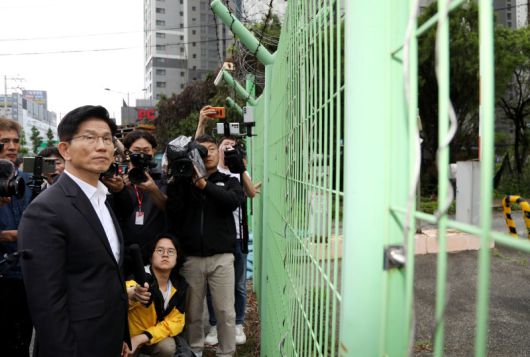 김문수 국민의힘 대통령 후보가 17일 오전 광주 북구 광주교도소 터를 찾아 둘러보고 있다. (김문수 캠프 제공. 재판매 및 DB 금지) 뉴스1