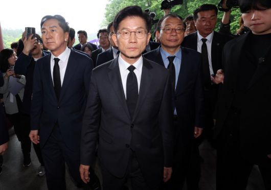 [광주=뉴시스] 조성봉 기자= 김문수 국민의힘 대선후보가 17일 광주 북구 국립 5.18민주묘지를 찾아 참배하기 위해 들어서고 있다. 2025.05.17. suncho21@newsis.com <저작권자ⓒ 공감언론 뉴시스통신사. 무단전재-재배포 금지.> /사진=뉴시스화상