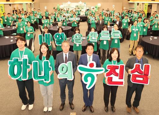함영주 하나금융그룹 회장(첫째줄 오른쪽 세번째부터), 김민석 고용노동부 차관이 지난 16일 서울 중구 하나금융 명동사옥에서 열린 '2025 하나 파워 온 혁신기업 인턴십' 출발행사에서 기념촬영을 하고 있다. 하나금융그룹 제공