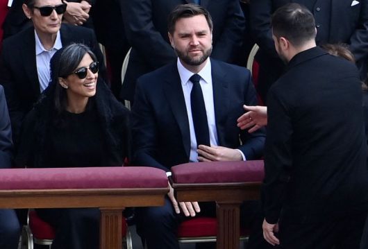 18일(현지시간) 바티칸 성 베드로 광장에서 열린 교황 레오 14세의 즉위 미사에서 우크라이나의 볼로디미르 젤렌스키 대통령(오른쪽 첫번째)이 JD 밴스 미국 부통령에게 악수를 건네고 있다. 지난 2월 방미 당시 도널드 트럼프 미국 대통령 및 밴스와 말싸움을 벌였던 젤렌스키는 지난달 바티칸에서 트럼프와 대면한 이후 이날 밴스와 다시 만났다. AFP·연합뉴스