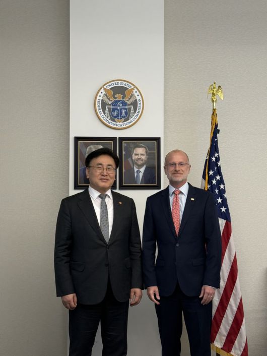 지난 14일 유상임 과학기술정보통신부 장관(왼쪽)과 연방통신위원회(FCC) 브랜던 카(Brendan Carr) 위원장이 면담을 진행한 후 기념촬영하고 있다. 과학기술정보통신부 제공