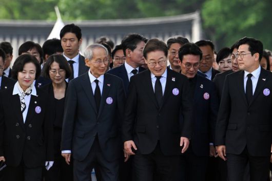 더불어민주당 추미애 공동선대위원장(앞줄 왼쪽부터), 윤여준 상임총괄선대위원장, 이재명 대통령 후보, 박찬대 대표 직무대행 겸 원내대표가 18일 제45주년 5·18 민주화운동 기념식이 열리는 18일 광주 북구 운정동 국립 5·18민주묘지로 입장하고 있다. /사진=뉴스1