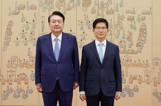 윤석열 전 대통령과 김문수 국민의힘 대통령 후보. (대통령실 제공) /사진=뉴스1