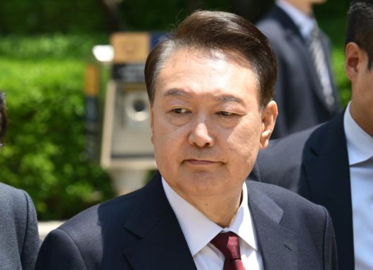 윤석열 전 대통령이 지난 12일 서울 서초구 서울중앙지방법원에서 열린 3차 공판에서 오전 공판을 마치고 법원을 나서고 있다. /사진=뉴스1