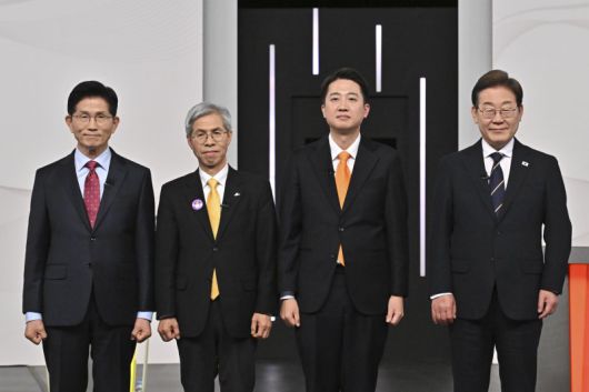 18일 서울 마포구 SBS프리즘타워에서 열린 중앙선거방송토론위원회 주관 제21대 대통령선거 후보자 토론회에서 각 정당 대선 후보들이 선전을 다짐하고 있다. 왼쪽부터 국민의힘 김문수, 민주노동당 권영국, 개혁신당 이준석, 더불어민주당 이재명 대선후보. 국회사진기자단