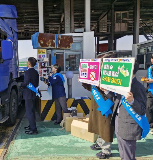 전남도는 지난해 12월부터 올해 3월까지 시행된 제6차 미세먼지 계절관리제 기간 초미세먼지(PM-2.5) 평균 농도가 14.5㎍/㎥으로 전국 17개 시·도 중 최저를 기록하며 전국에서 가장 깨끗한 대기질을 유지했다고 18일 밝혔다. 사진은 전남도가 제6차 미세먼지 계절관리제 기간 추진한 미세먼지 줄이기 캠페인 모습. 전남도 제공