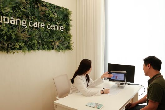 쿠팡 직원이 두뇌건강 상태를 측정하고 쿠팡케어센터 매니저와 정신건강 관리법에 대해 상담하고 있다. 쿠팡 제공