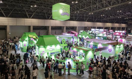 지난 9~11일 일본 지바현 마쿠하리 멧세에서 열린 'KCON JAPAN 2025' 올리브영 부스가 일본인 관람객들로 붐비고 있다. CJ올리브영 제공