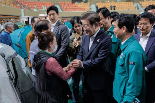 이재명 더불어민주당 대선후보가 17일 광주 광산구 광주여자대학교 유니버시아드 체육관에 마련된 금호타이어 공장 화재 대피소를 찾아 이재민을 위로하고 있다. 사진=뉴시스                                    이재명 더불어민주당 대선후보가 17일 광주 광산구 광주여자대학교 유니버시아드 체육관에 마련된 금호타이어 공장 화재 대피소를 찾아 시설을 둘러보고 있다. 사진=뉴시스