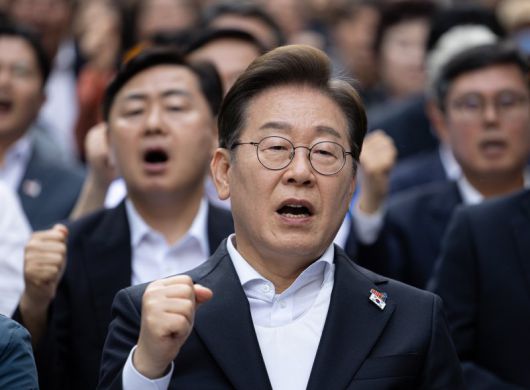 [광주=뉴시스] 조성우 기자 = 이재명 더불어민주당 대선후보가 17일 광주 동구 금남로에서 열린 제45주년 5·18 민주화운동 전야제에서 임을 위한 행진곡을 제창하고 있다. (공동취재) 2025.05.17. photo@newsis.com /사진=뉴시스