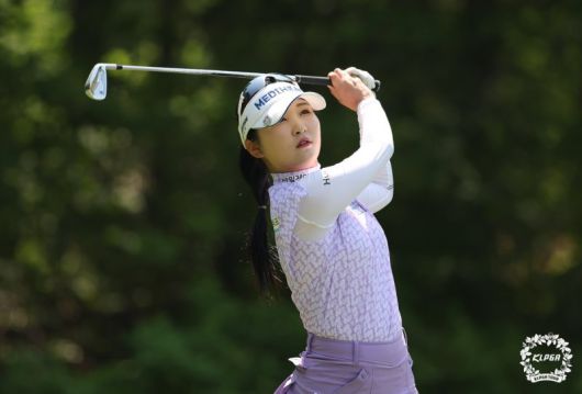 이예원이 18일 강원 춘천시 라데나CC에서 열린 '제17회 두산 매치플레이' 경기에서 티샷을 하고 있다. KLPGA 제공