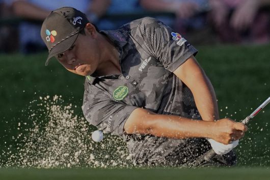김시우가 17일(현지 시간) 미 노스캐롤라이나주 샬럿의 퀘일 홀로 클럽에서 열린 미국프로골프(PGA) 투어 PGA 챔피언십 3라운드 18번 홀 벙커샷을 하고 있다. 전날 공동 2위였던 김시우는 중간 합계 6언더파 207타 공동 5위를 기록했다.뉴시스
