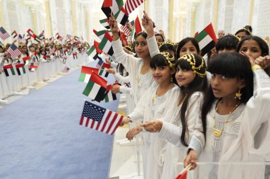 아랍에미리트(UAE) 어린이들이 15일(현지 시간) 아부다비의 카사르 알와탄 대통령궁 국빈 만찬장에서 도널드 트럼프 미국 대통령과 셰이크 무함마드 빈 자이드 알나하얀 UAE 대통령을 기다리며 양국 국기를 흔들고 있다. AP 뉴시스