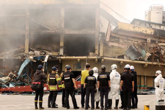 19일 오전 광주 광산구 소촌동 금호타이어 광주공장 화재 현장에 감식을 위해 국립과학수사연구원(국과수)이 현장을 살피고 있다. 뉴스1