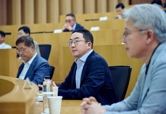 지난해 9월 경기도 이천 LG인화원에서 열린 사장단 워크숍에 참석한 구광모 회장(가운데). 뉴시스 제공