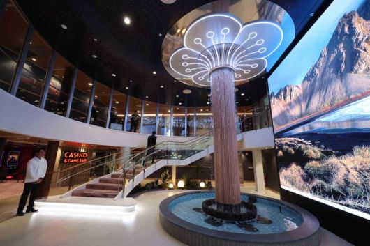 팬스타 미라클호 메인 로비 모습 팬스타그룹 제공                                      운항중인 팬스타 미라클호 팬스타그룹 제공