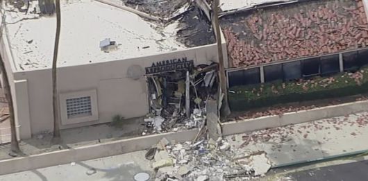 17일(현지시간) 미국 캘리포니아주 팜스프링스의 한 난임 클리닉이 차량 폭발로 부서졌다. AP연합뉴스