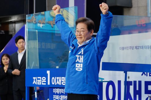 (서울=뉴스1) 안은나 기자 = 이재명 더불어민주당 대통령 후보가 19일 오후 서울 마포구 홍대 레드로드를 찾아 유세에 앞서 인사하고 있다. 2025.5.19/뉴스1 /사진=뉴스1화상