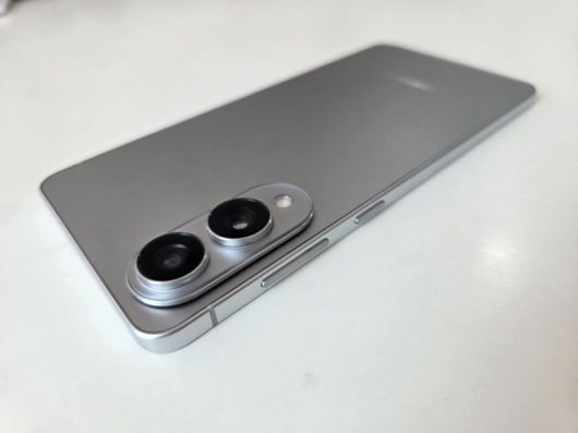 갤럭시 S25 엣지 뒷면 모습. 사진=구자윤 기자