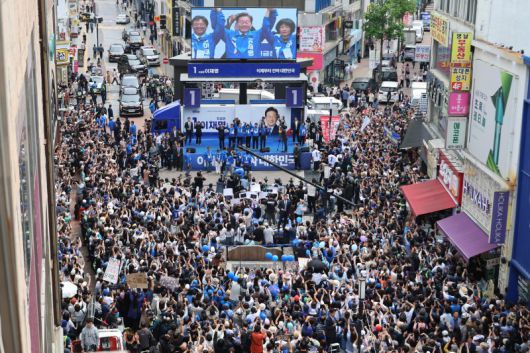 이재명 더불어민주당 대선 후보가 지난 13일 대구 중구 동성로 광장에서 유세전을 펼치고 있다. 리얼미터가 에너지경제신문 의뢰로 지난 14∼16일 전국 18세 이상 유권자 1509명 대상으로 차기 대선주자 적합도를 조사한 결과, 대구·경북에서 김문수 44.9%, 이재명 43.5%, 이준석 9.0%의 지지율을 보였다. 95％ 신뢰수준에 표본오차 ±2.5% 포인트였다.무선 자동응답 조사 응답률은 8.4%였다. 중앙선거여론조사심의위원회 홈페이지 참조. 사진=공동취재