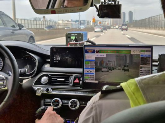 암행순찰차 차량 내부. 차량에 부착된 탑재형 과속장비는 고성능 카메라로 차량번호를 인식하고, GPS로 실시간 위치를 파악해 단속정보를 자동으로 저장해 영상실로 전송한다. 사진=공동취재단