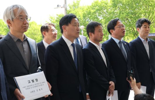 김영진 전정권정치탄압대책위원회 위원장 및 위원, 문재인 전 대통령 변호인단이 지난달 30일 경기도 과천시 정부과천청사에서 공수처에 문재인 전 대통령 관련 이창수 서울중앙지검장 등 검사들에 대한 고발장 제출에 앞서 기자회견을 하고 있다. 연합뉴스