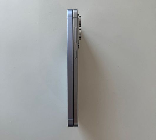 갤럭시 S25 플러스와 갤럭시 S25 엣지(오른쪽). 사진=구자윤 기자