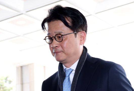 이창수 서울중앙지검장이 지난 3월 13일 헌법재판소의 기각 결정으로 직무에 복귀해 서울 서초구 서울중앙지검으로 들어서고 있다. 사진=뉴스1