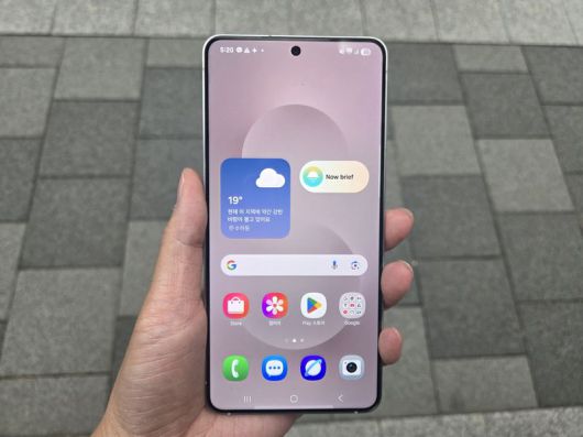 갤럭시 S25 엣지를 쥐고 있는 모습. 사진=구자윤 기자