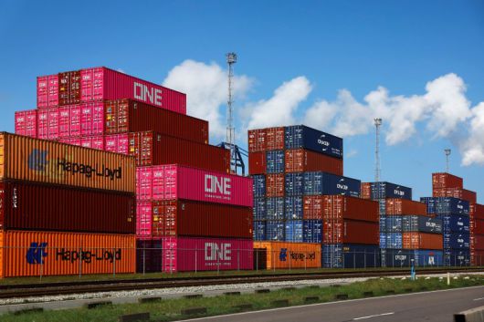 유럽연합(EU)이 중국산 저가 제품 통제를 위해 소액소포에도 2유로 수수료를 물리는 방안을 추진하기로 했다. 네덜란드 로테르담 항구에 4월 25일(현지시간) 컨테이너들이 쌓여 있다. 로이터 연합